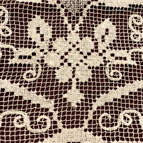 🌟HOST PICK🌟 Antique European Bobbin Lace Tablecloth 1920-30s Crotchet Lace - Picture 3 of 6